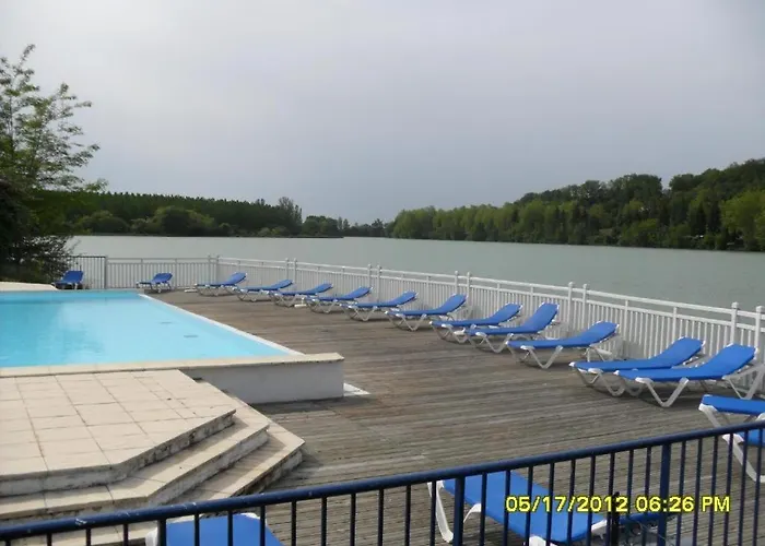 Appt Hameau Du Avec Piscine Et Vue Sur Le * Marciac